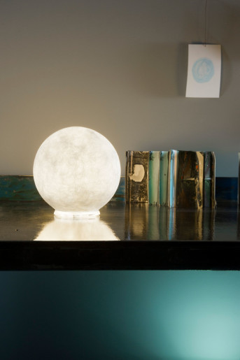 T.Moon Micro - Lampă de masă albă din nebulit în formă de lună