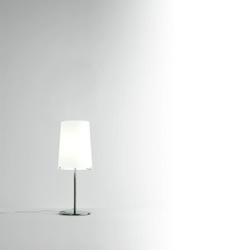 Sera T1 - Lampă de masă cu abajur alb si finisaj cromat
