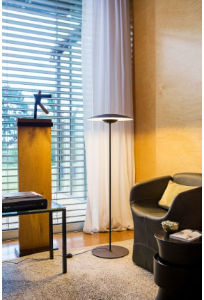 Ginger P - Lampă de podea crem sau maro din lemn